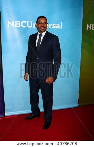 LOS ANGELES - JAN 6: Laz Alonso uczęszcza NBCUniversal 2013 TCA Winter Press Tour w Langham Hunt