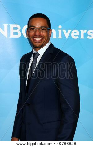 LOS ANGELES - JAN 6: Laz Alonso uczęszcza NBCUniversal 2013 TCA Winter Press Tour w Langham Hunt
