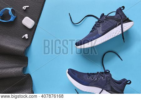 Concept Healthy Lifestyle Outfit, Sport And Diet. Top View, Text Space. Athlete\'s Set. Flat Lay Com