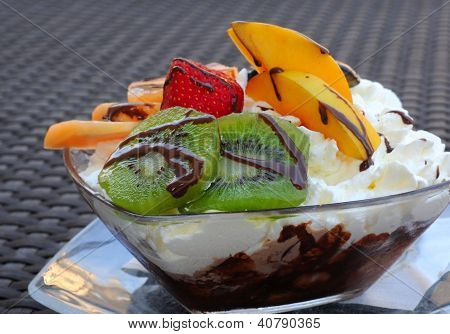 Crème glacée et fruits