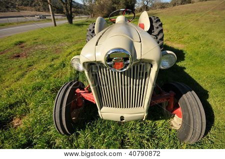 Gamle Farm traktor på en græs område