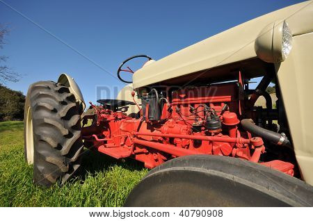 Gamle Farm traktor på en græs område