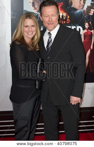 LOS ANGELES, CA - január 7-én: Robert Patrick megérkezik a premierje a gengszter csapatot Grauman's c