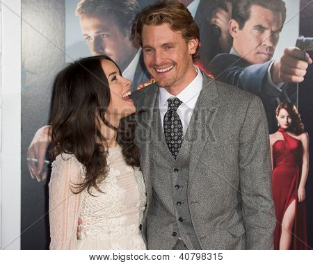 LOS ANGELES, CA - januar 7: Josh Pence og Abigail Spencer ankommer til premieren på Gangster Squad