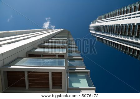 Modernos apartamentos e edifício de escritórios