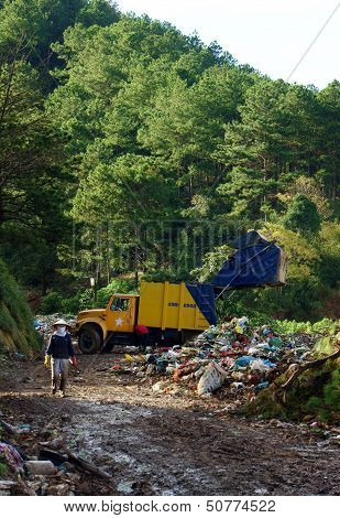 Garbage truck empty out the rubbish