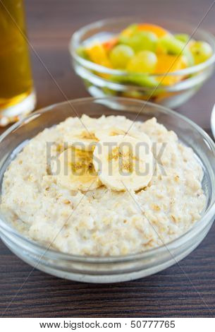 Oat porridge and fruits