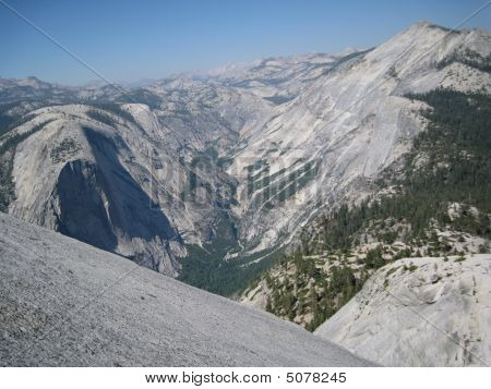Nádherný výhled z vrcholu Half Dome