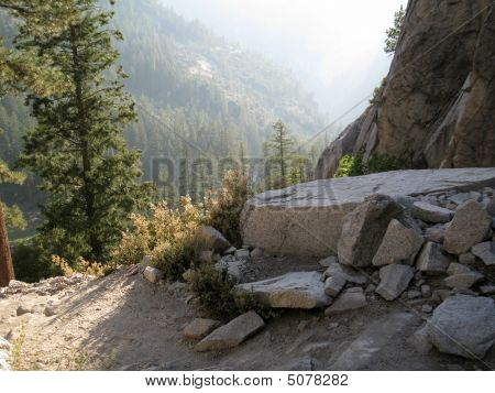 Klesající dno údolí prostřednictvím Mist Trail