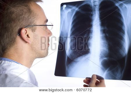 Médico con rayos x