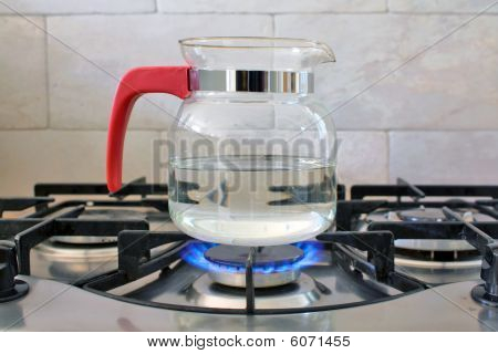 Bollitore sul fornello a Gas