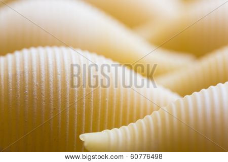 Ribbed Dry Yellow Macaroni With Periodic Line