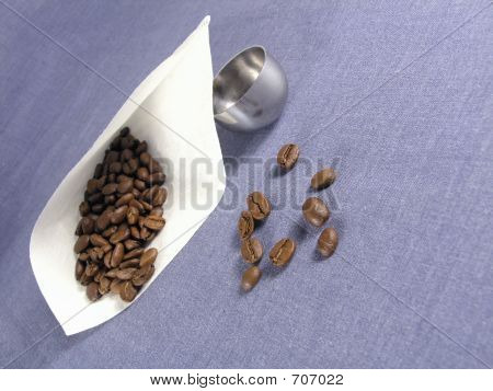 koffiefilter op blauwe achtergrond