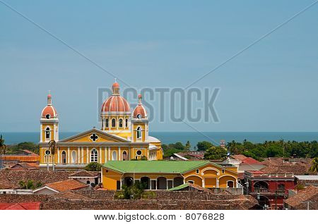 Igreja de amarelo em Granada