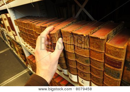 Stare książki w bibliotece