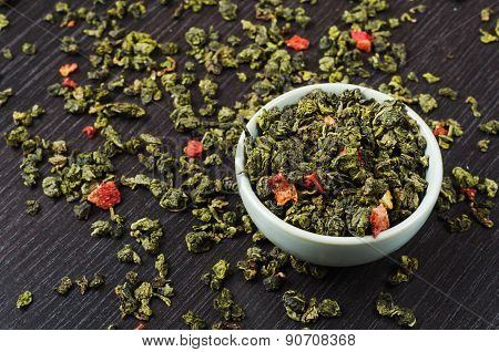 bowls with green oolong tea and strawberries