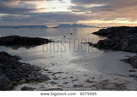 Arisaig Beach con Ebridi interne a distanza