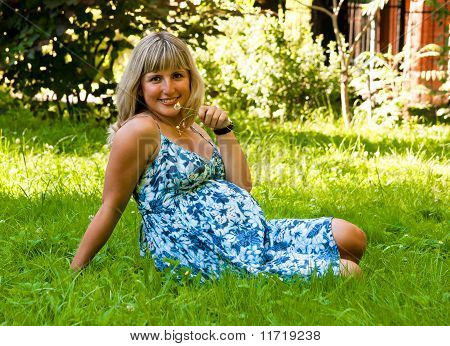 die schwangere Frau junge Schönheit