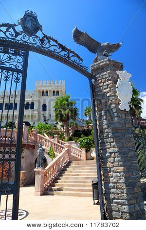 カステッロ フロッタ イオニア海岸近くの丘に位置しています