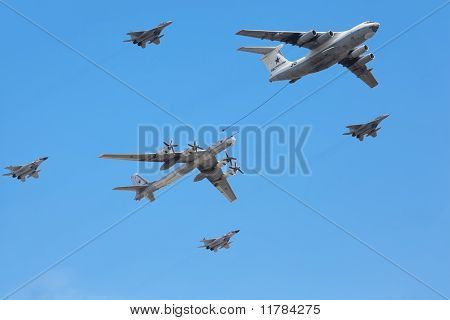 Il-76 และเครื่องบินตู 95Ms พร้อม ด้วยกลุ่มนักรบ Mig-29 ในขบวนแห่