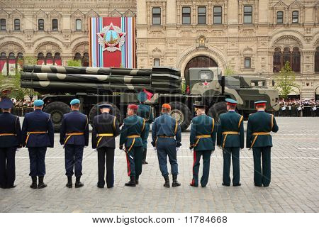 Smerch Rszo - zware meerdere raketten Launcher deelnemen aan repetitie