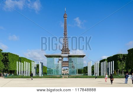 Paris, France - May 15, 2015: People Visit The Wall For Peace On The Champs De Mars