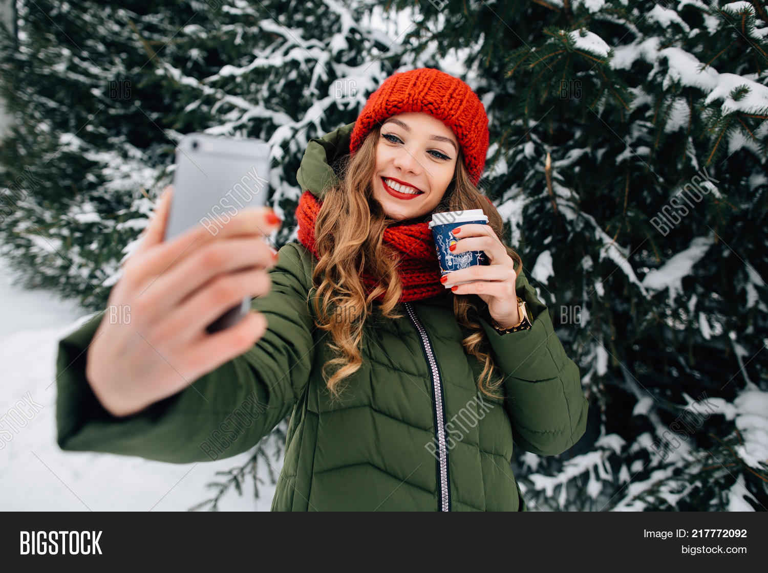 Селфи зимой на улице. Селфи на улице зимой. Селфи девочек на улице. Селфи зимой. Красивые девушки с темными волосами зимой.