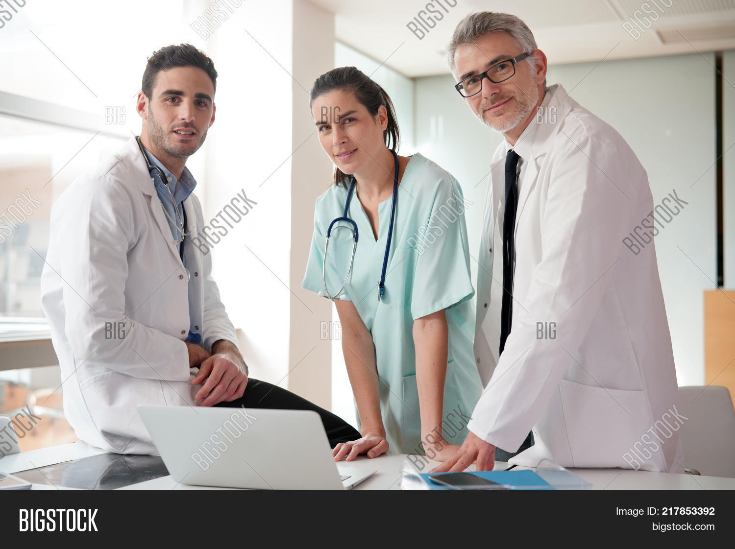 People in the medical work long hours. Доктор работник. Медицинский представитель. Smiling medical worker. Консилиум врачей.