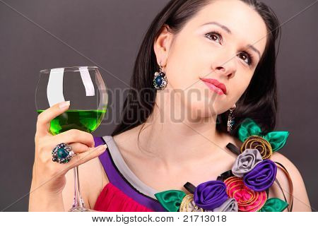 Belle fille dans une élégante partie