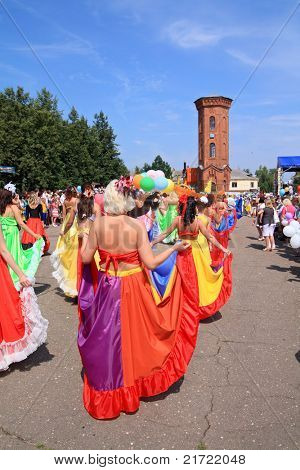 STARAJA RUSSA i Rusland - 9. juli: Ukendt piger på gade i byen Staraya Russa i fest Cit