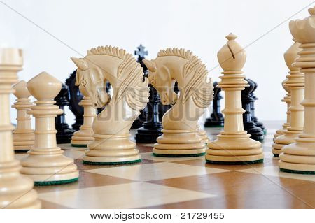 Schachfiguren auf Holz Brett