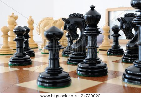 Schachfiguren auf Holz Brett