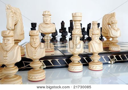 Schachfiguren auf Holz Brett