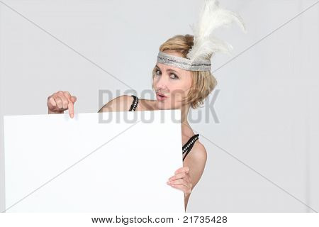 Frau mit einer Feder im Haar