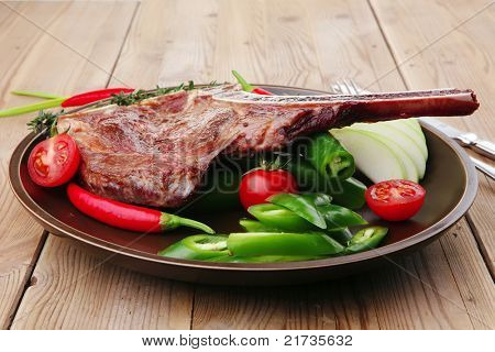 santoreggia: arrosto di manzo di ricambio rib sul piatto scuro con pepe Timo posate e pomodoro sul tavolo di legno