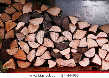 Folded firewood for firebox / Dry logs lie near the stove