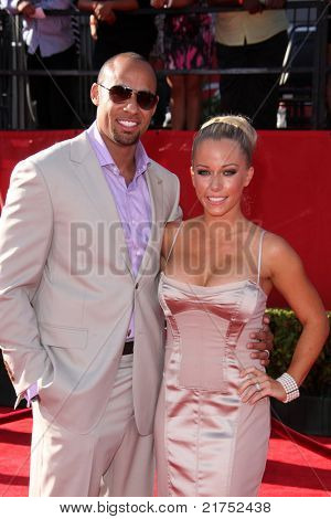 LOS ANGELES - Temmuz 13: Hank Bassett, Kendra WIlkinson 2011 ESPY Ödülleri Nokia Thea, gelen