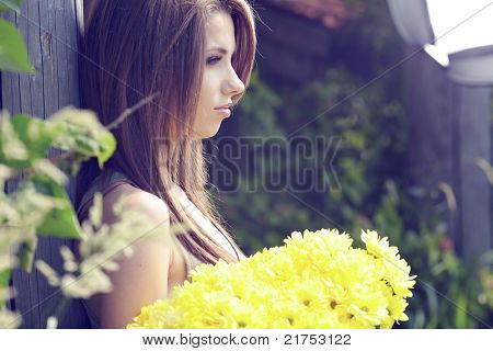 Flores de amarillo de la explotación de mujer. otdoor sesión