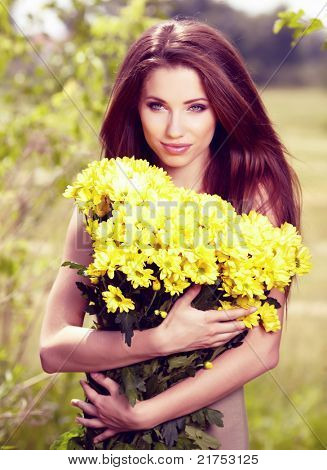 Flores de amarillo de la explotación de mujer. otdoor sesión