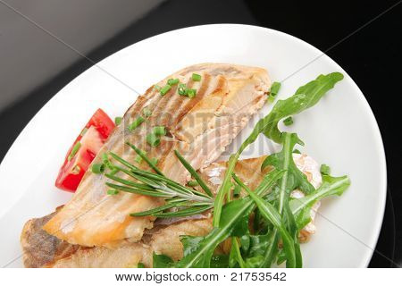 krydrede fisk del: ristede norske laksefilet garneret med rocula blade og tomater på w