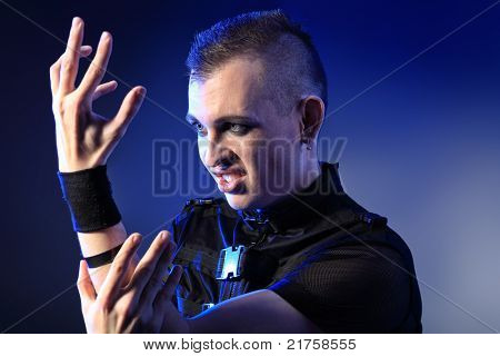 Photo d'un homme sombre skinhead.