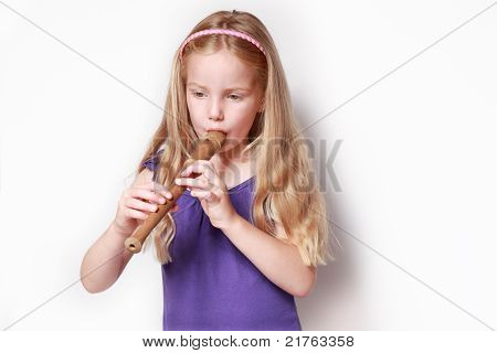 mladá dívka si hraje záznamník
