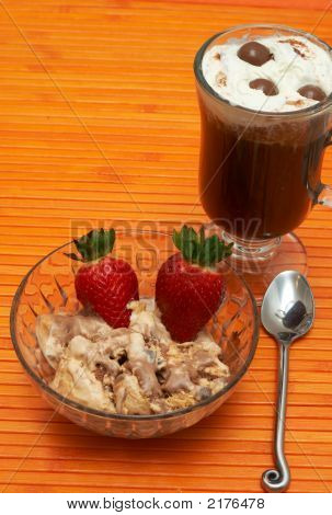 Tazza di caffè con gelato e fragole