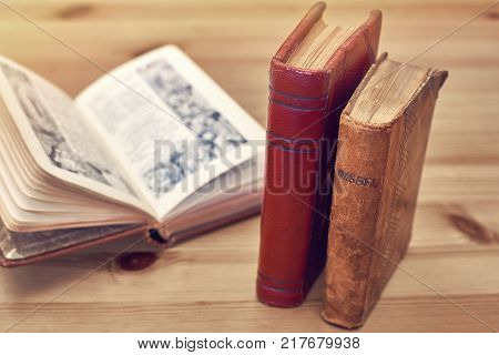 Missels Et Lunettes Posés Sur Une Table En Bois