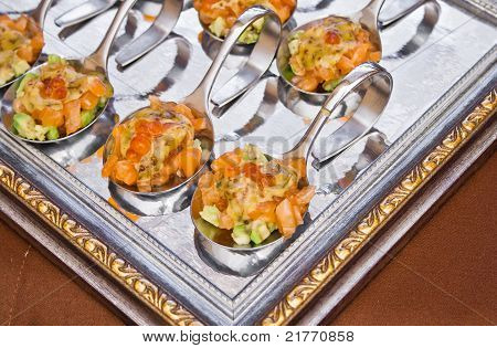 Skeen med lækker salat på ramme