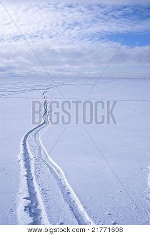 Skipisten auf dem Schnee