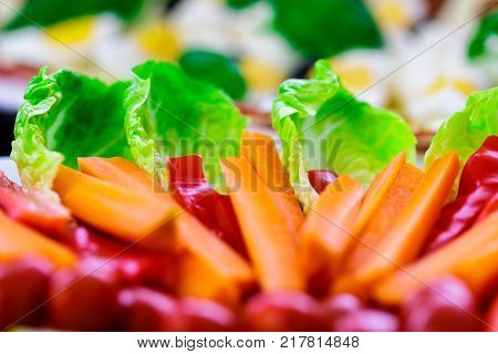 Detail buffet catering food with cucumber carrot tomatoes egg and others vegatables arangement on table.