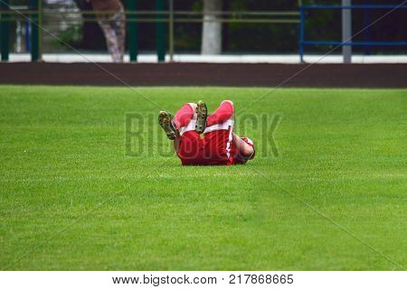 soccer player injured lying on the grass