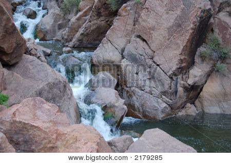 Cascade rocher rouge