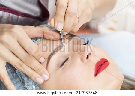 Correction of eyebrows in the beauty salon